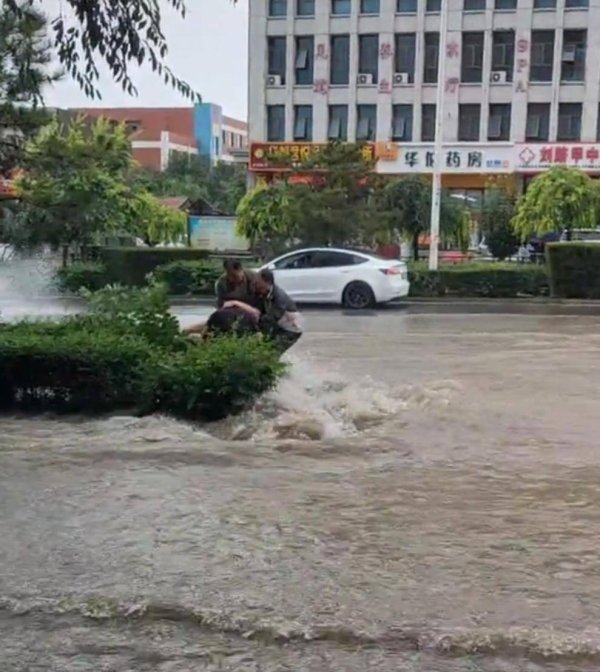 启恒配资 13岁男孩骑车摔倒被水冲走大喊“救命”，3名路人将其扶起，母亲想当面感谢好心人
